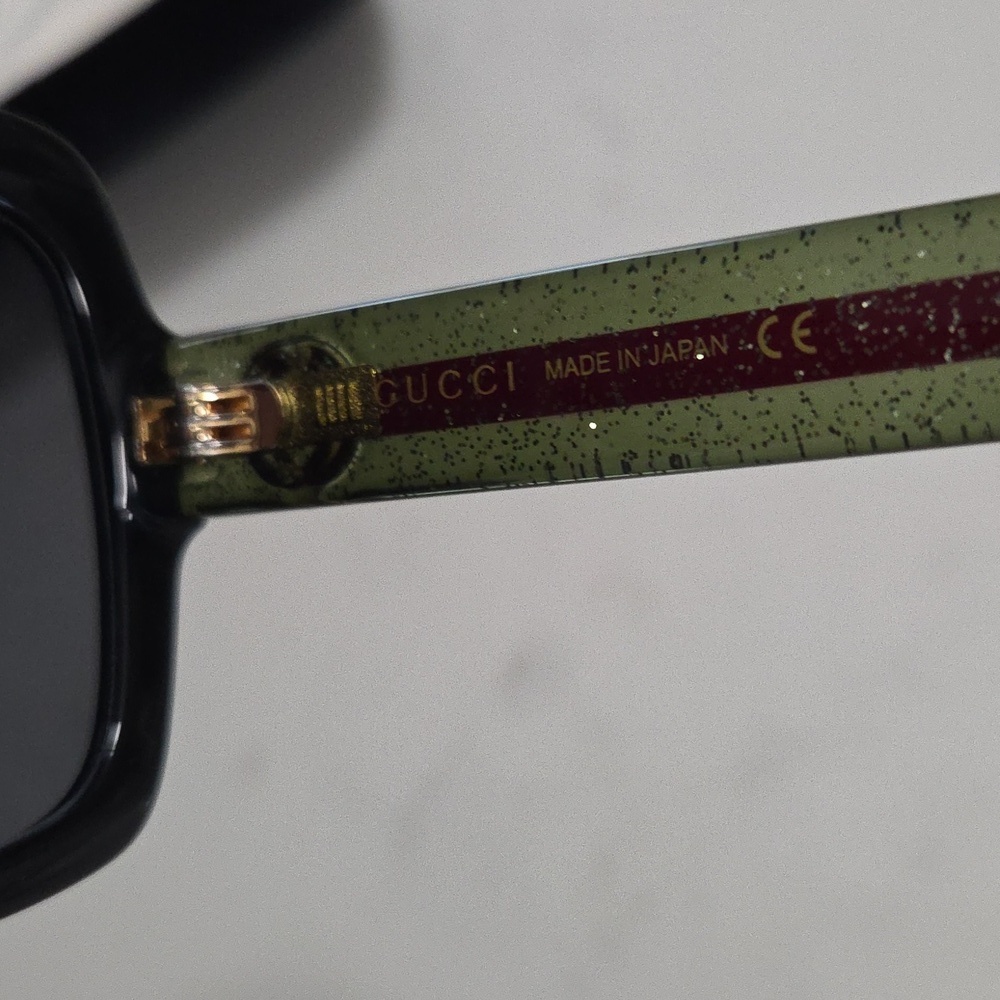 Gucci Women's Sunglasses with Black Frame and Red & Green Accents With Gold Logo - Picture 9 of 10